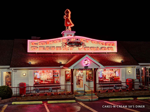 Outdoor view of a classic 1950s diner in Branson.