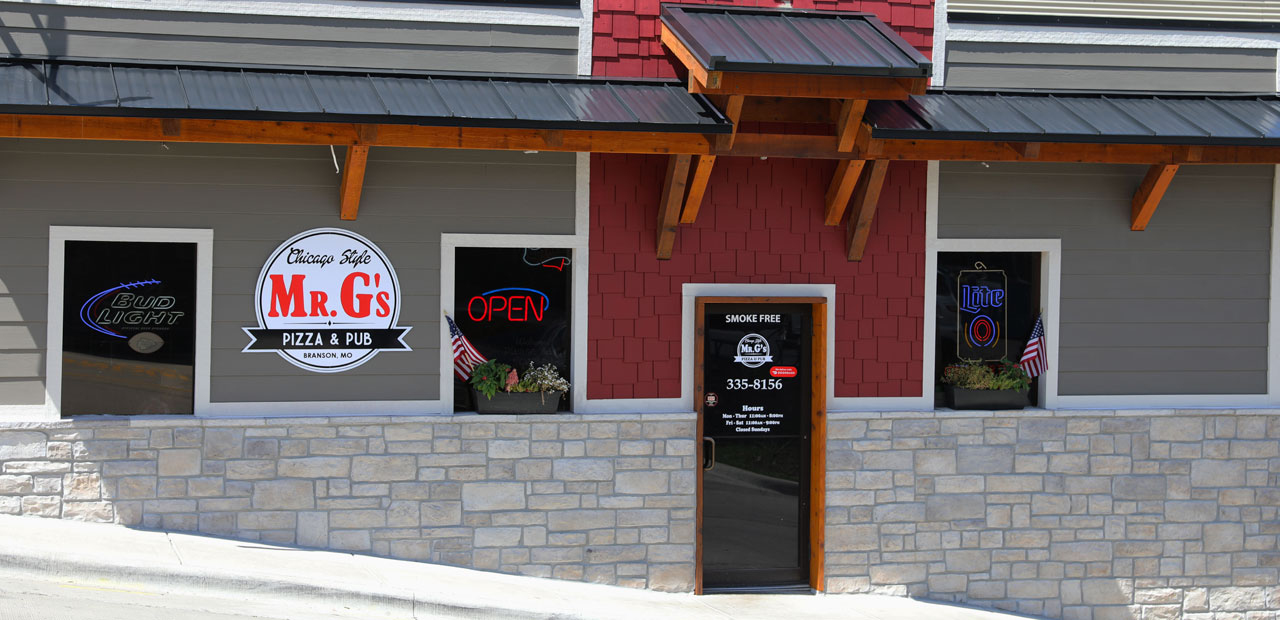 Storefront of a pizza restaurant and bar in Downtown Branson.