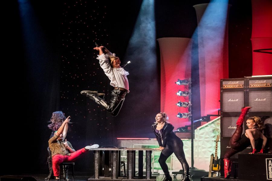 performer jumps on stage in branson mo
