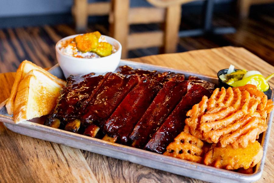 ribs and fries plate of bbq food at gettin basted in branson