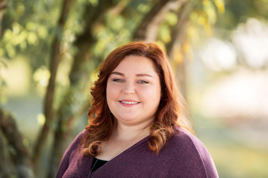 beth shinkle headshot outside under tree