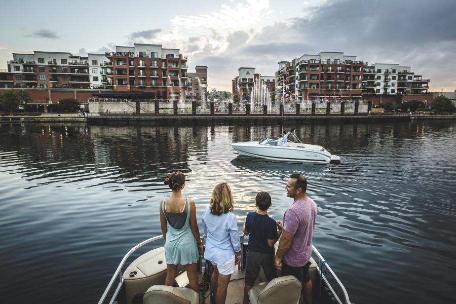 Lake_Taneycomo_Branson_Landing_Family_Boat