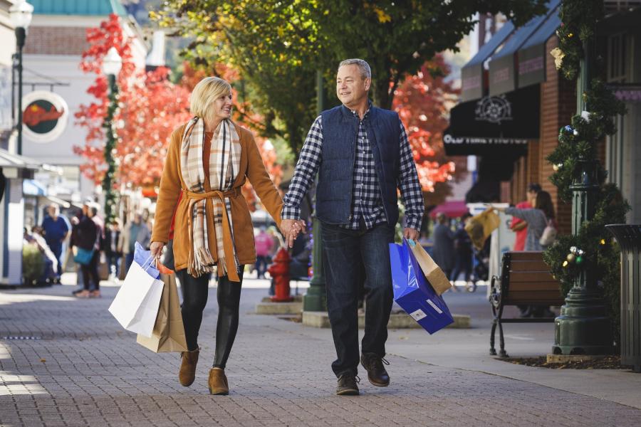 Shopping_Couple_Fall_Landing