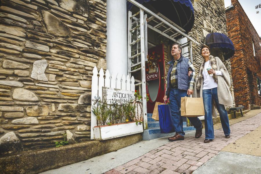 Shopping_Downtown_Couple_Fall