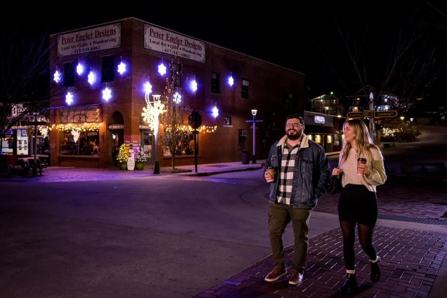 Historic_Downtown_Branson_Christmas_Night_Couple