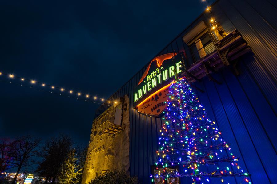 Nighttime_Fritz_Attraction_Christmas