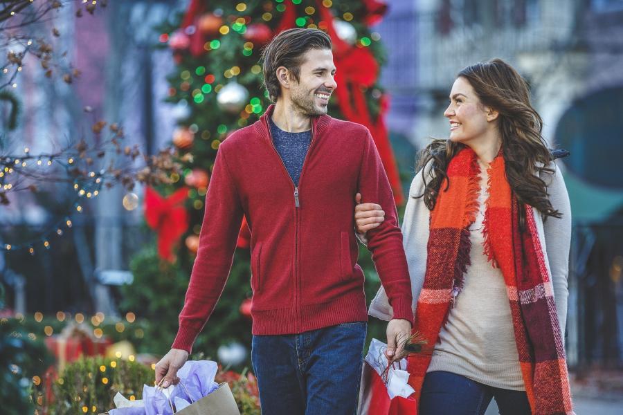 Christmas_Shopping_Couple