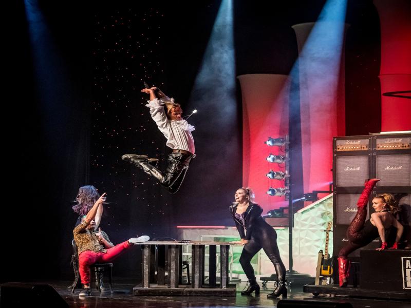 performer jumps on stage in branson mo