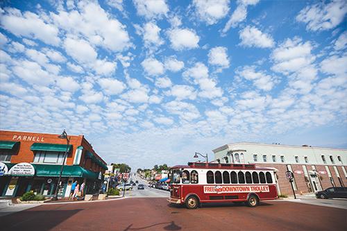 trolley-in-downtown-branson