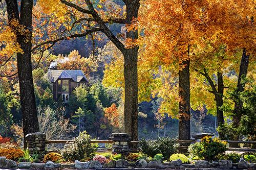 fall-foliage-cabin-branson