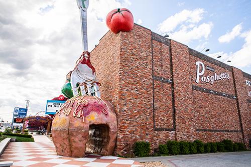 outside view of pasghettis restaurant in branson