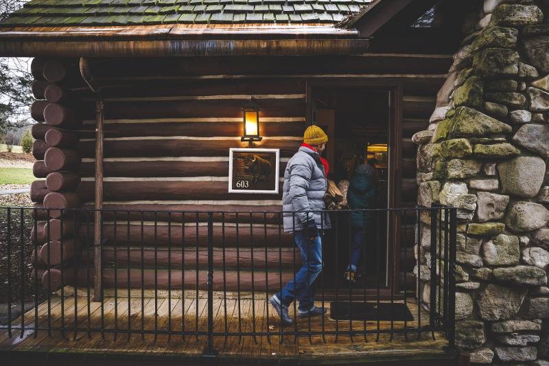 Winter_Cabin_Lodging_Family_Places_Christmas