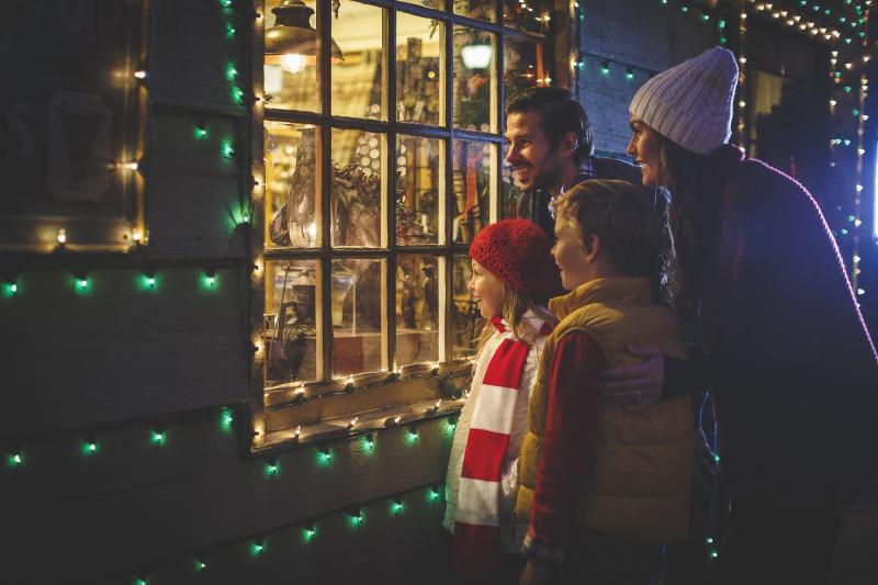 Christmas_Family_SDC_Silver_Dollar_City_Shopping