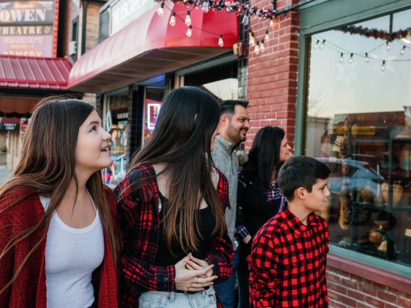 Family_Winter_Christmas_Shopping