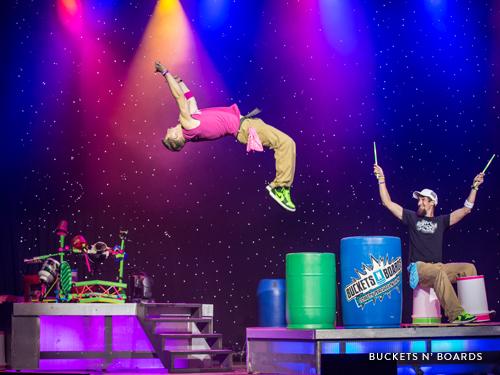 dois homens a tocar baldes e tábuas num palco ao vivo em Branson. 