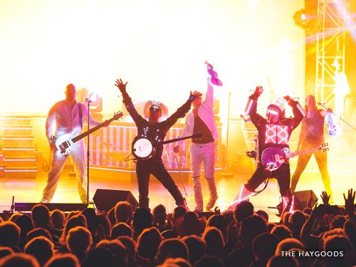 Banda familiar tocando en el escenario del show en vivo de Branson. 