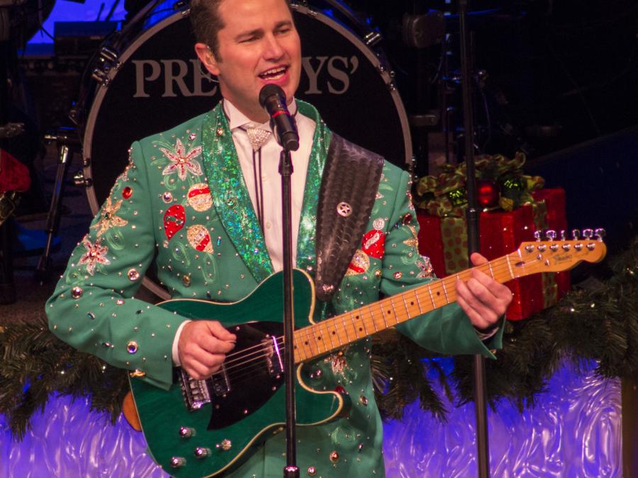 Tim Gregg singing Jingle Bells