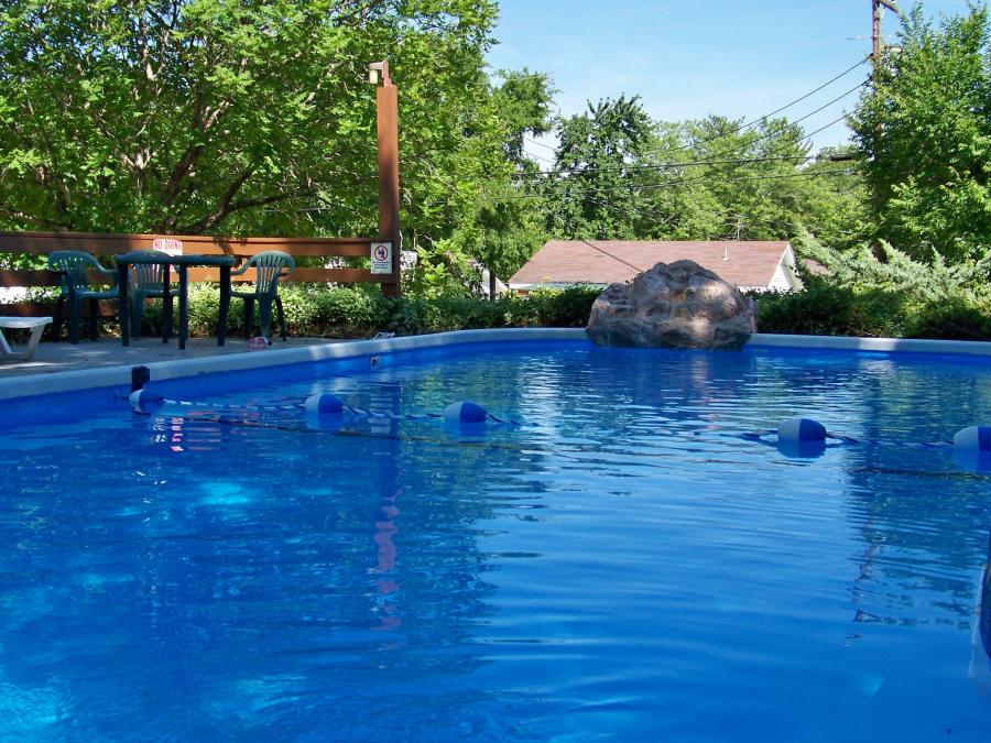 The Tribesman has 4 Outdoor Pools and 1 Indoor pool.