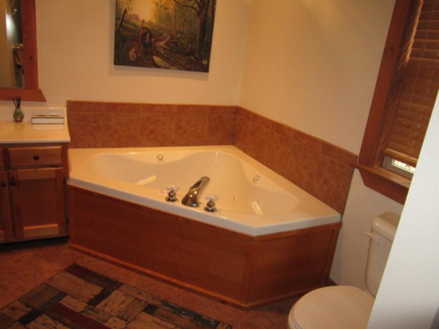 Hot tubs in both bedrooms