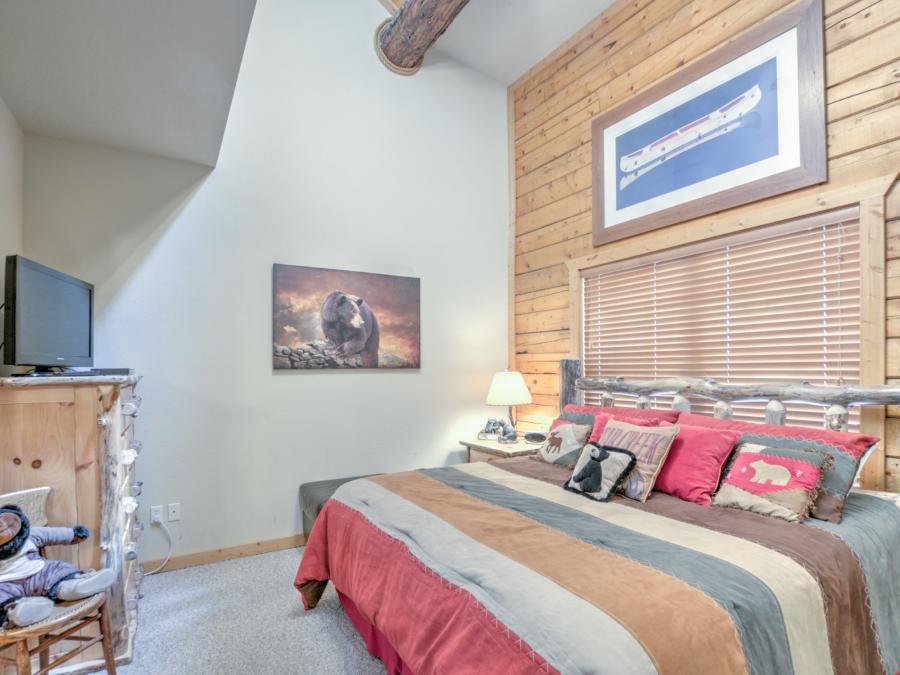Main Floor King Suite, Mirrored closet