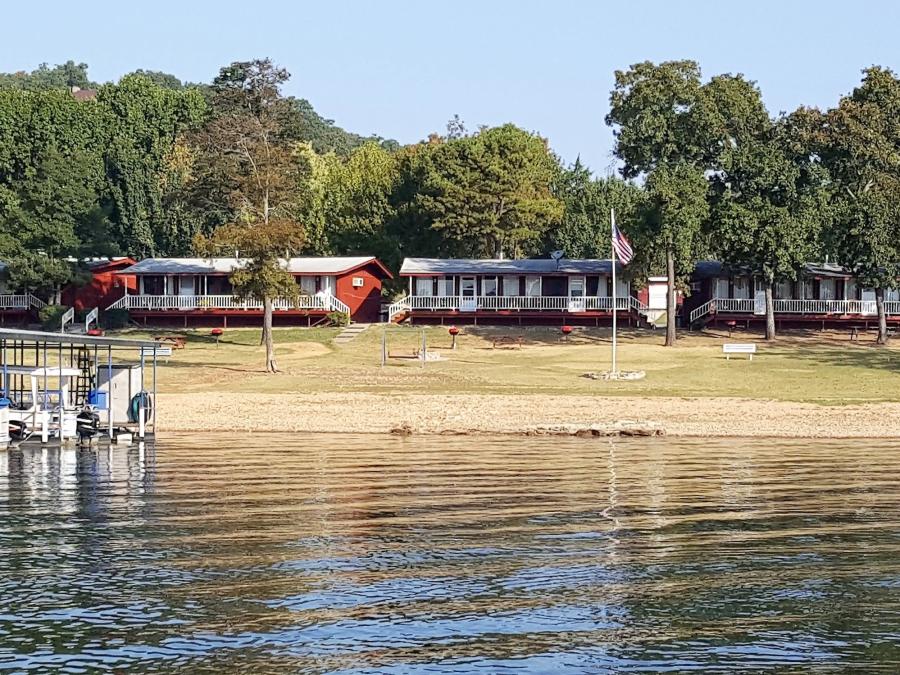 Lakefront cabins, right on the water - Happy Hollow Resort near Branson