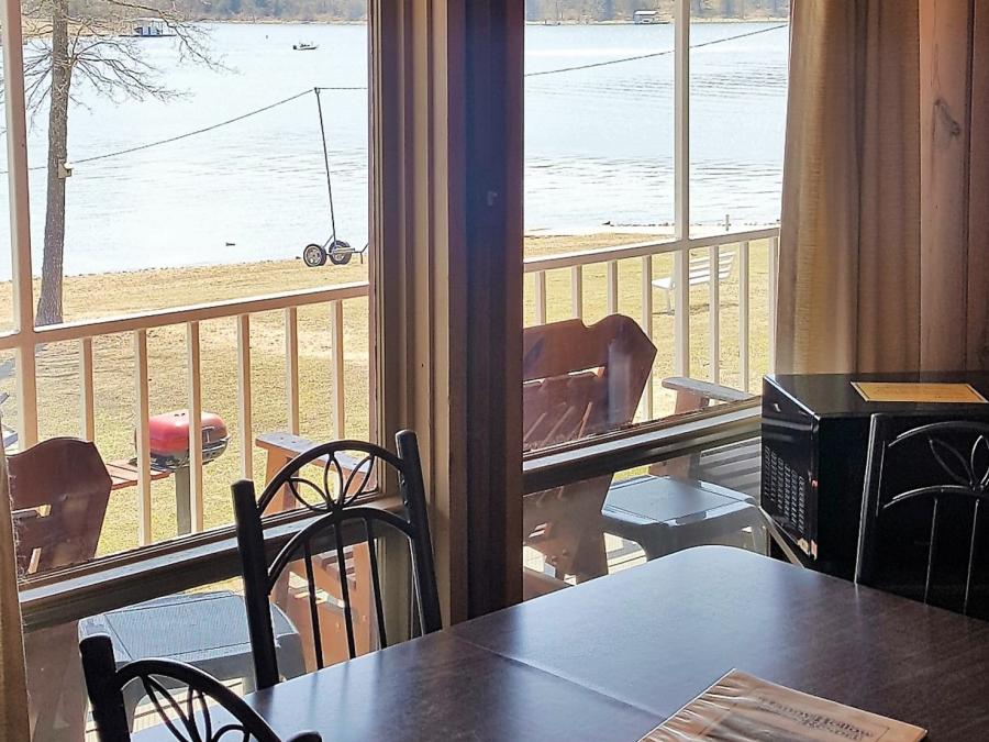 Enjoy your meals overlooking the lake, floor to ceiling windows in lakefront units.