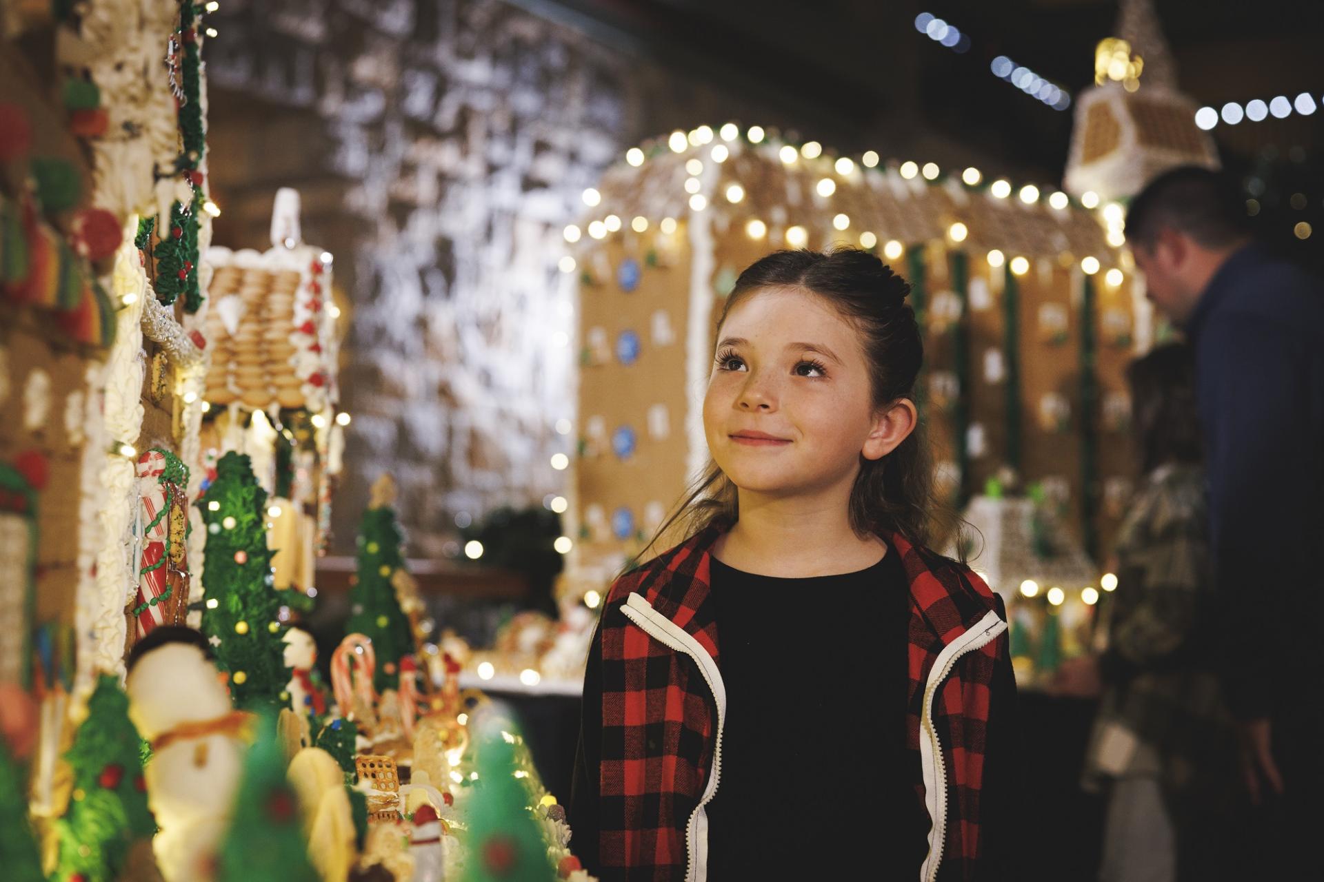 Christmas_Chateau_Girl_Ginger_Bread_House