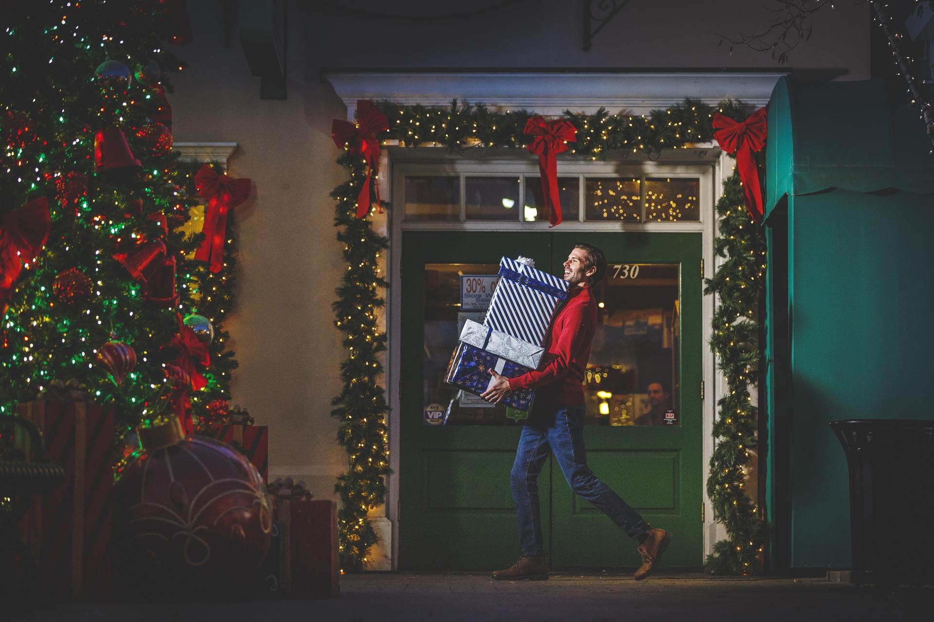 Christmas_Shopping_Dad 