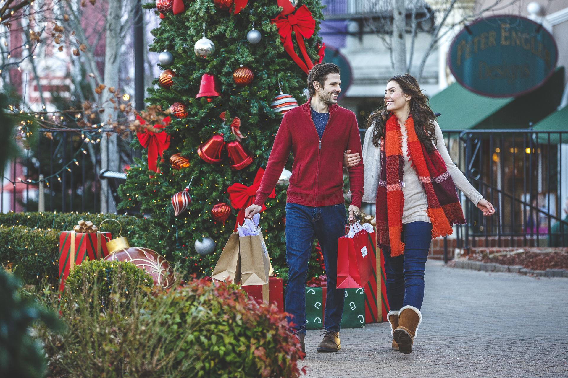 Couple_Shopping_Full_Body_Christmas