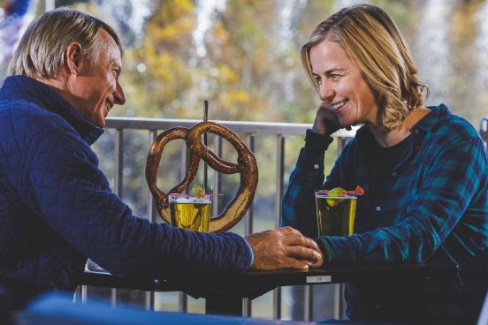 Couple_Landing_Dining_Fall