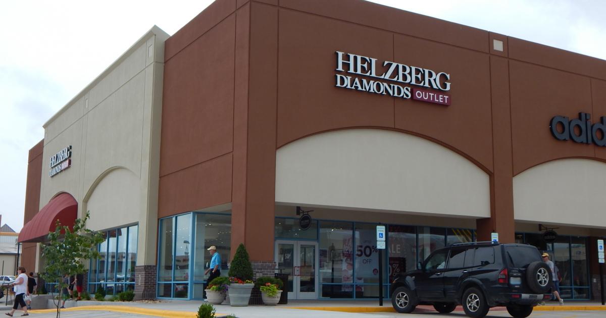 Helzberg Christmas Commercial 2021 Helzberg Diamonds Outlet Explore Branson